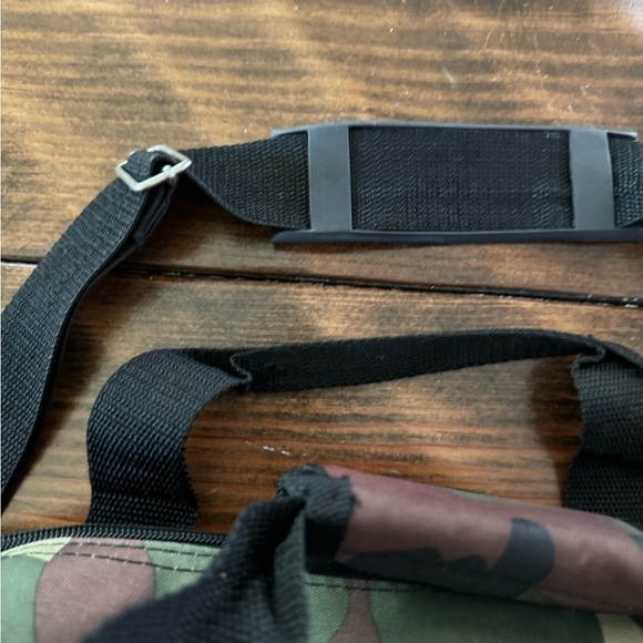 Rockland Camo travel bag. 3 zippered pockets flap to slide on luggage handle - Picture 12 of 12